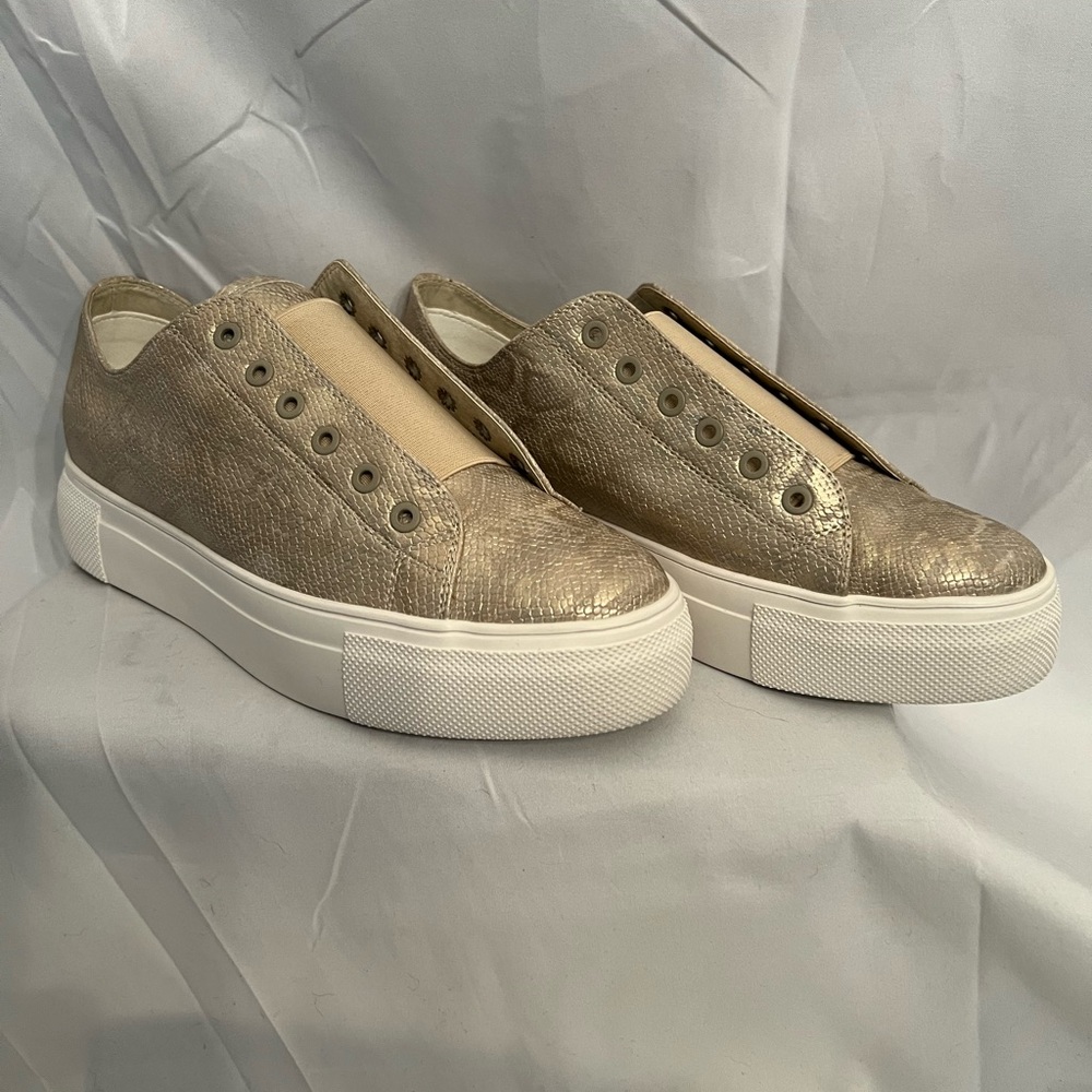 Very Volatile NWB Women’s True Style Platform Sneaker, Champagne Size 7 BR249